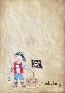Auf einem vergilbten, zerknülltem Papier steht ein kleiner gezeichneter Pirat. In der einen Hand hält er eine Schatzkarte, in der andere eine Piratenflagge. Neben ihm steht unten rechts „Einladung“.